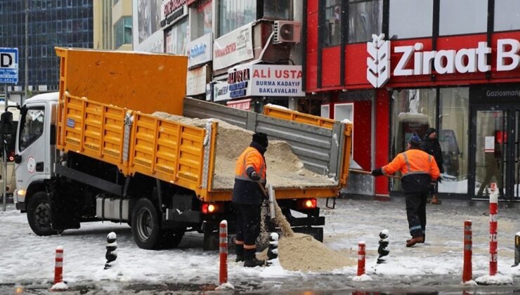 Gaziosmanpaşa’da karla mücadele için ekipler 7/24 sahada