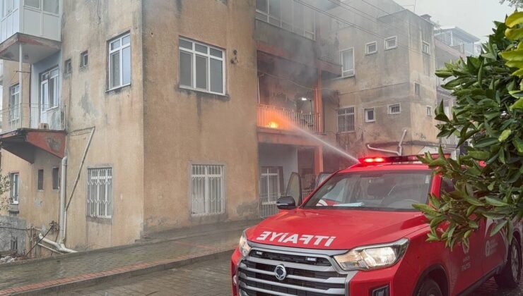 Gazipaşa’da üç katlı evin ikinci katında yangın çıktı