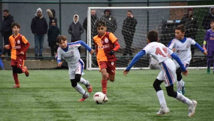 Geleceğin yıldız futbolcu adayları Balıkesir’de sahne aldı