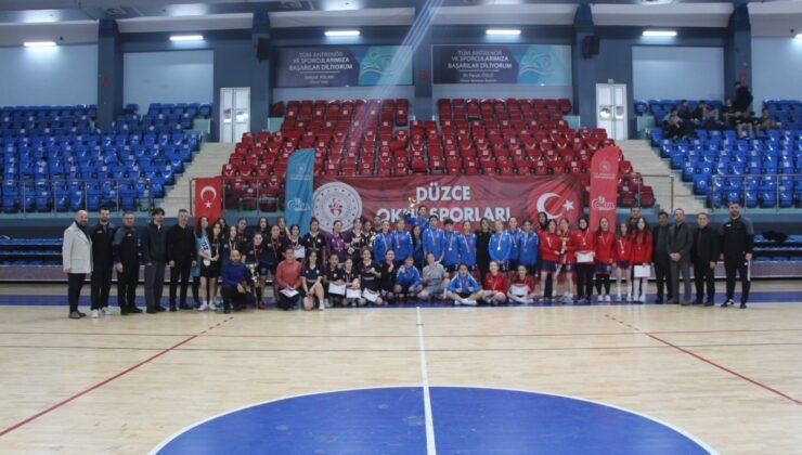 Genç kızlar futsalda şampiyon Düzce Spor Lisesi oldu