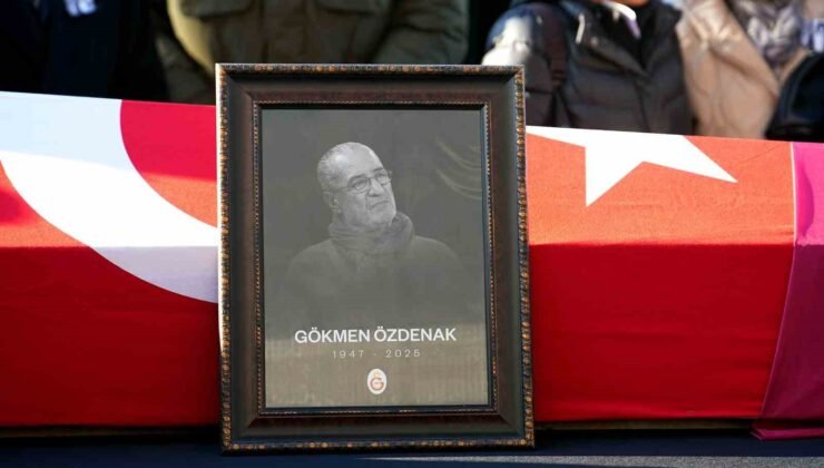 Gökmen Özdenak için stadyumda tören düzenlendi