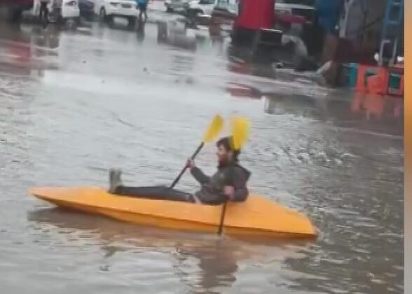 Gölde değil sokakta kano keyfi