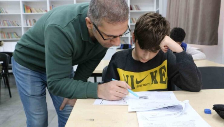 Gönüllü öğretmenler tatilde LGS’ye hazırlanan öğrencilere destek veriyor