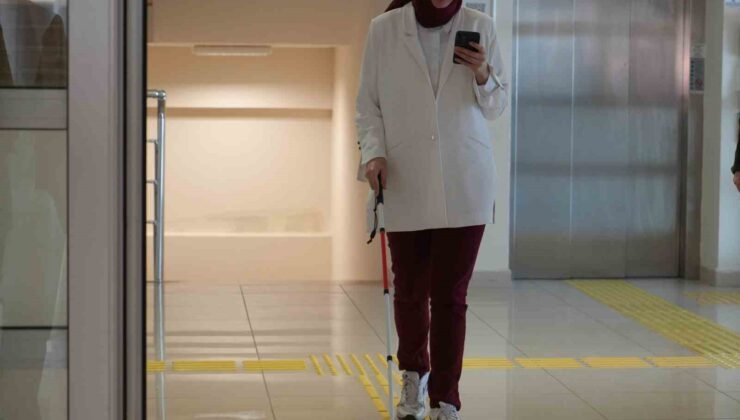 Görme engelli öğrenci, yapay zeka asistanı sayesinde 4 yılda ilk kez tek başına kantine gidebildi