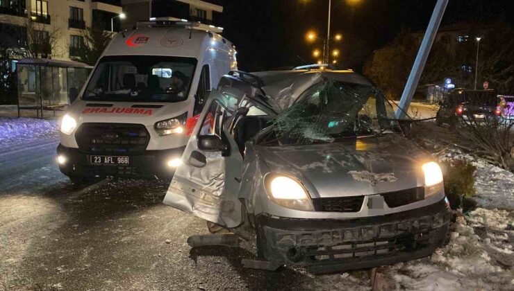 Hafif ticari araç direğe çarptı: 1’i ağır 4 yaralı