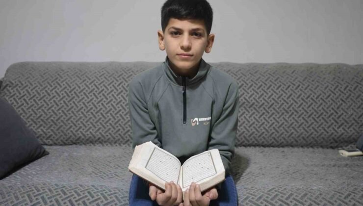 Hafızlık eğitimini tamamlayan 11 yaşındaki çocuk, güzel haberi babasıyla gözyaşları içerisinde paylaştı