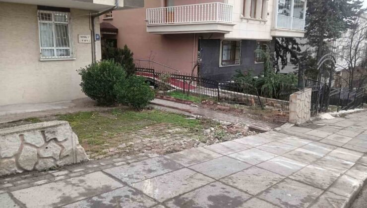 Hafriyat kamyonunun bahçedeki 4 araca çarptığı kaza kameda