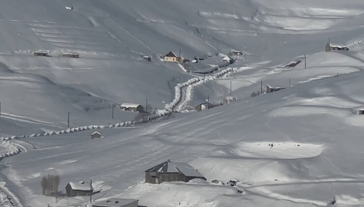 Hakkari kar yağışı: 51 yerleşim yerinin yolu kapandı
