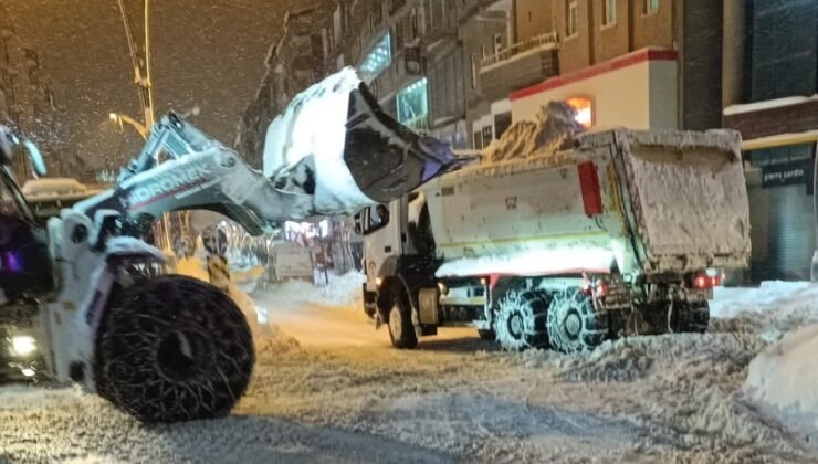 Hakkari’de kar dağları şehir dışına çıkartılıyor