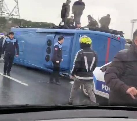 Hasdal yolu Kemerburgaz istikametinde cezaevi aracı devrildi. İhbar sonrası bölgeye çok sayıda ekip sevk edildi.