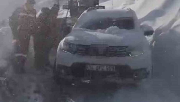 Hasta nakli yapan araç karda mahsur kaldı