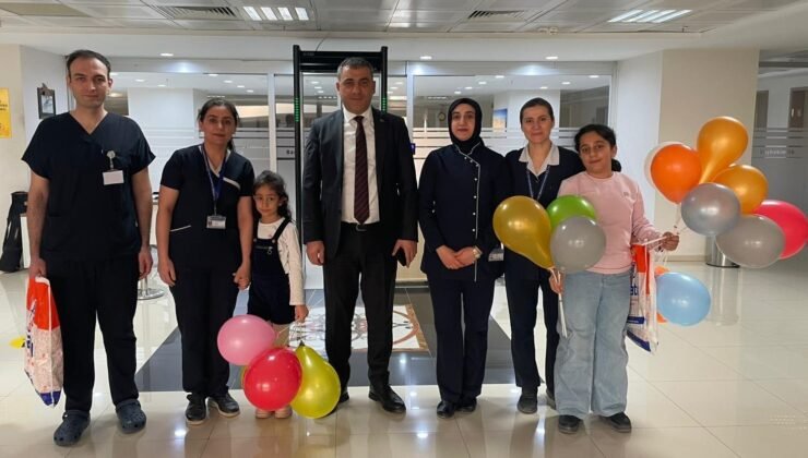 Hastanede yatan çocuklar, karne heyecanı yaşadı