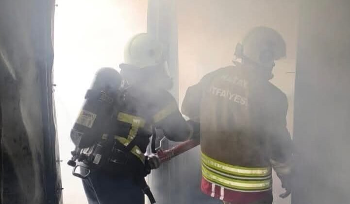 Hatay’da alevlere teslim olan konteyner kullanılamaz hale geldi