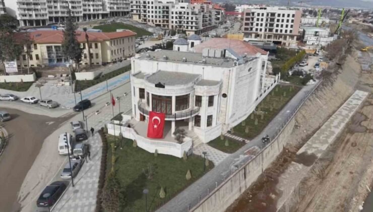 Hatay’da enkazdan taşları tek tek toplanan tarihi meclis binası 200 fore kazık üzerine yeniden inşa edildi