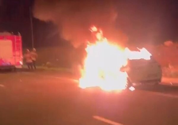 Hatay’da otomobil alevlere teslim oldu