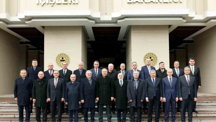 İçişleri Bakanı Yerlikaya, yeni atanan ve görev yerleri değişen valilerle bir araya geldi