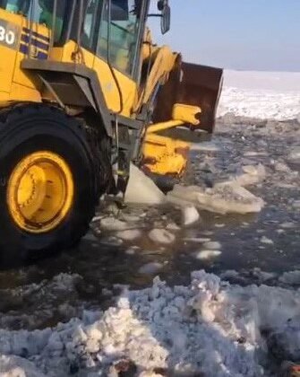 İçme suyu yolunu açarken kara saplanan loder vinç yardımıyla kurtarıldı