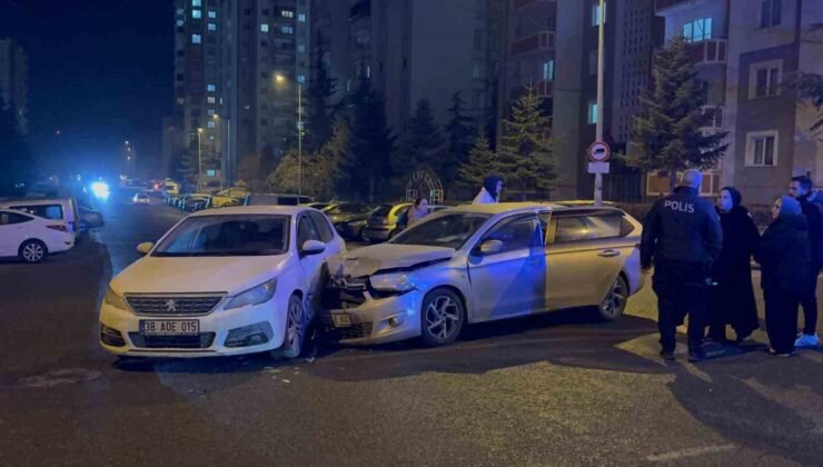 İki otomobil çarpıştı: 1 yaralı