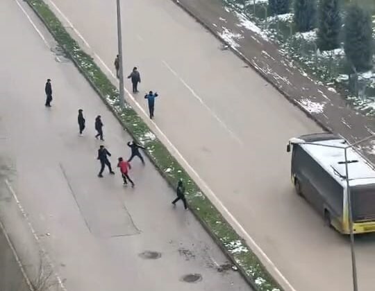 İnegöl’de kar topu gerginliği: Otobüs şoförü çocukları sopayla kovaladı