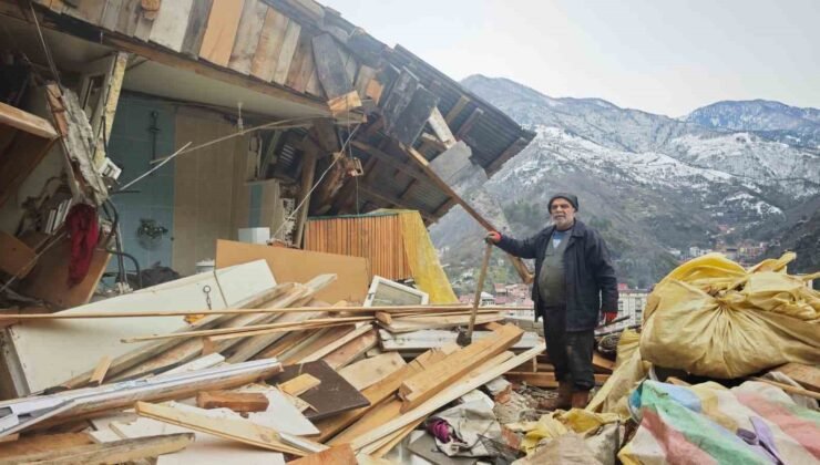 İneklerine ot vermek için geldiği ahırda heyelandan son anda kurtuldu