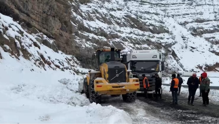 İpek yolunda tır kuyruğu: Hakkari Şırnak karayolunda yüzlerce tır mahsur kaldı
