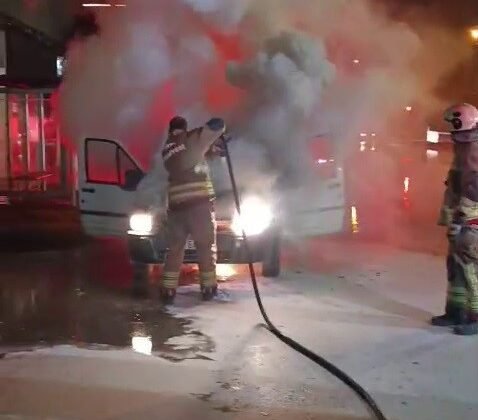 İskenderun’da seyir halindeki araç alevlere teslim oldu