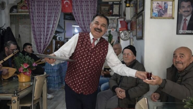Isparta’da bu çay ocağına stresli giren türkü söyleyerek çıkıyor