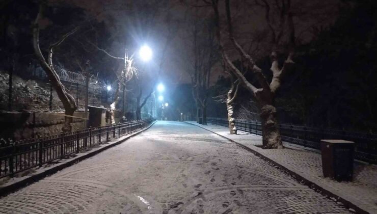 İstanbul’da kar manzaraları: Çamlıca Tepesi beyaza büründü