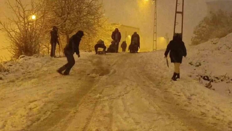 İstanbul’da kar sonrası sokaklar oyun alanına döndü