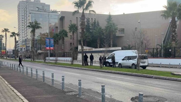 İzmir Adliyesi önünde şüpheli paket paniği