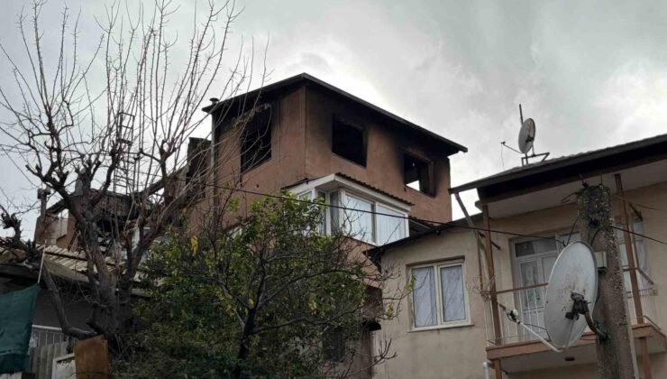 İzmir’de 3 katlı binanın çatı katında yangın