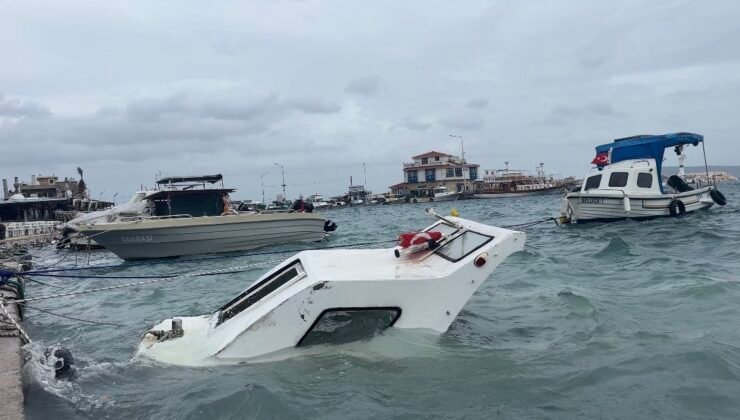 İzmir’de fırtına ve dev dalgalar tekneleri batırdı