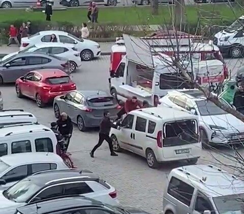 İzmir’de polis merkezi önünde sopayla darp kamerada
