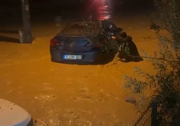 İzmir’de sağanak ve fırtına hayatı felç etti: Sel suları araçları sürükledi