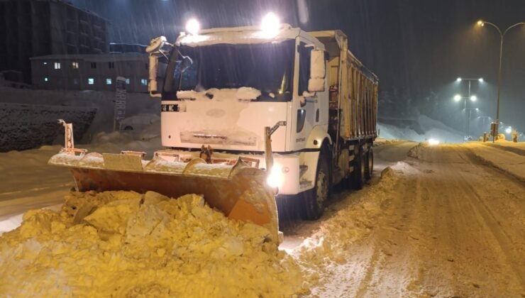 Kahramanmaraş’ta belediye ekiplerinin kar mesaisi