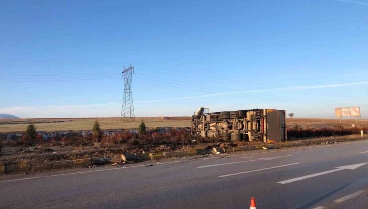 Kamyonla çarpışan otomobil sürücüsü hayatını kaybetti
