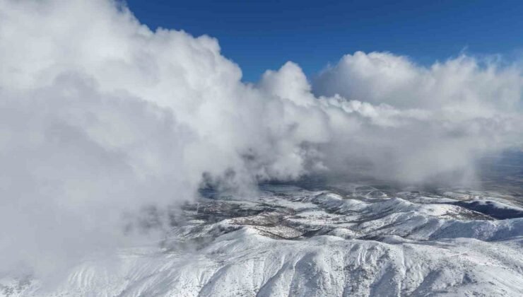Kar hasretini bin 744 rakımlı dağda giderdiler: Zirvede kış manzarası görsel şölen sundu