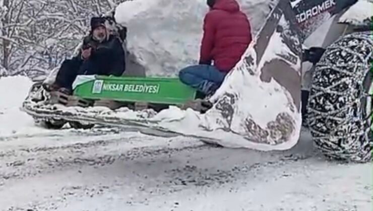 Kar nedeniyle yol kapandı, cenaze iş makinesiyle taşındı