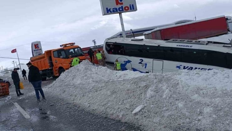 Kar yağışı beraberinde kazayı getirdi: Yolcu otobüsü direğe çarparak durabildi