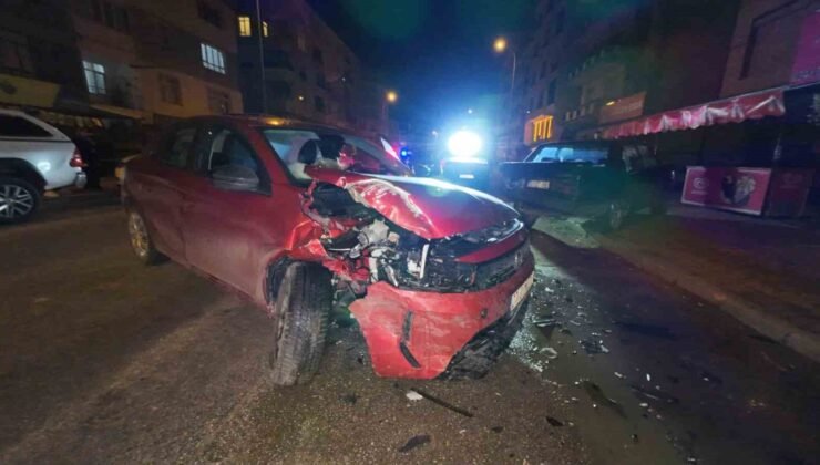 Karaman’da park halindeki araca çarpan otomobilin sürücüsü yaralandı