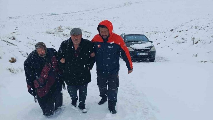 Karaman’da yolda kalan iki araçtaki 4 kişi kurtarıldı