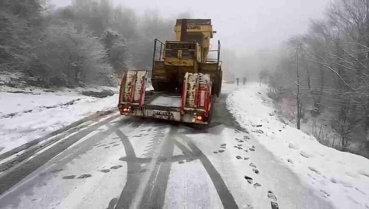 Karda kayan tır yolu trafiğe kapattı
