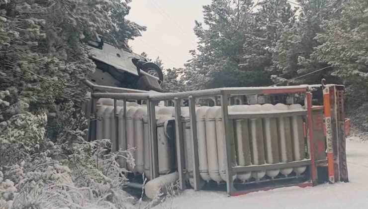 KARGAZ doğalgaz tırı devrildi: Sızıntı sebebiyle yol trafiğe kapatıldı