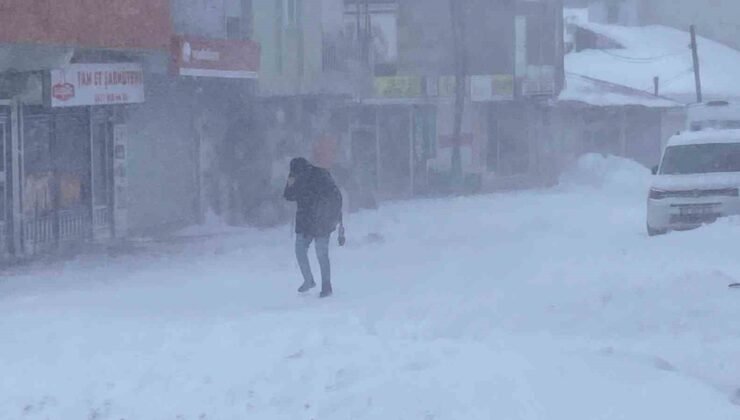 Karlıova’da tipi ve fırtına hayatı felç etti: Esnaf kepenk kapattı