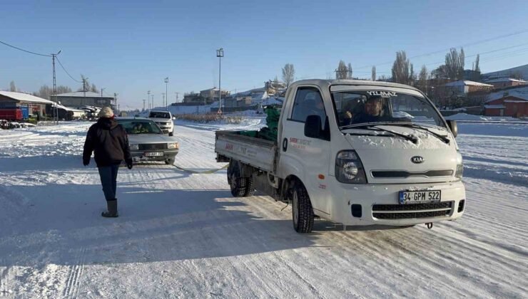 Kars’ta soğuktan hareket halinde araçlar dondu
