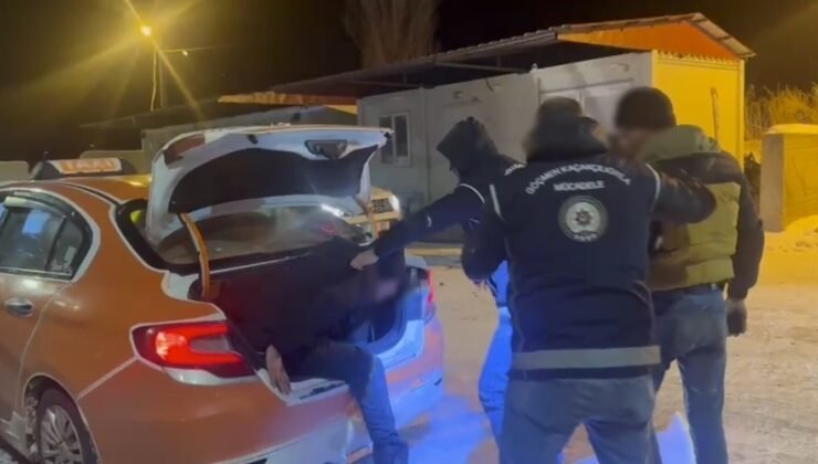 Kars’ta taksi bagajından düzensiz göçmen çıktı