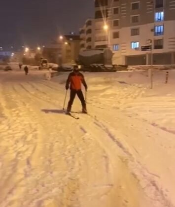 Kayak takımıyla caddede gezdi