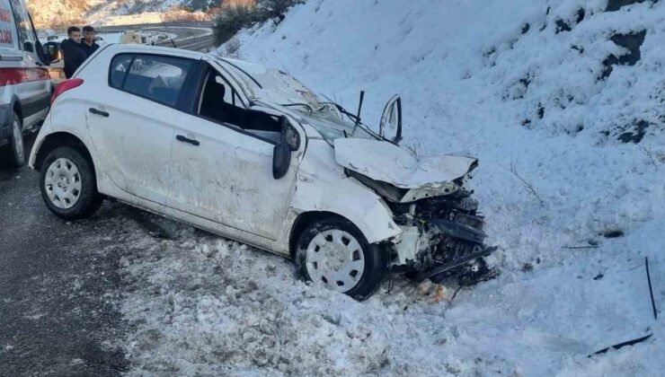 Kayan otomobil, yol kenarındaki araca çarptı