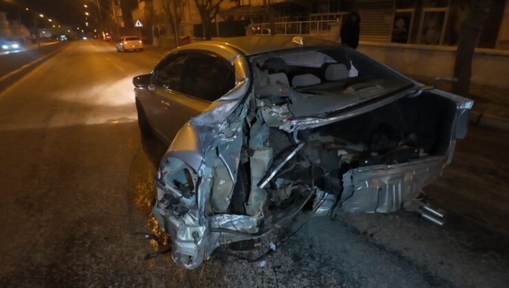 Kaza yapan otomobilin dönerek savrulduğu anlar kameraya yansıdı: 2 yaralı
