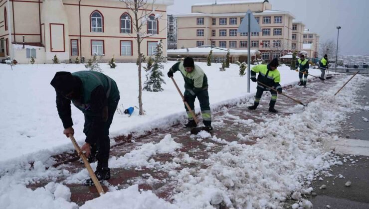 Keçiören’de yaya güvenliği için kar küreme ve tuzlama seferberliği